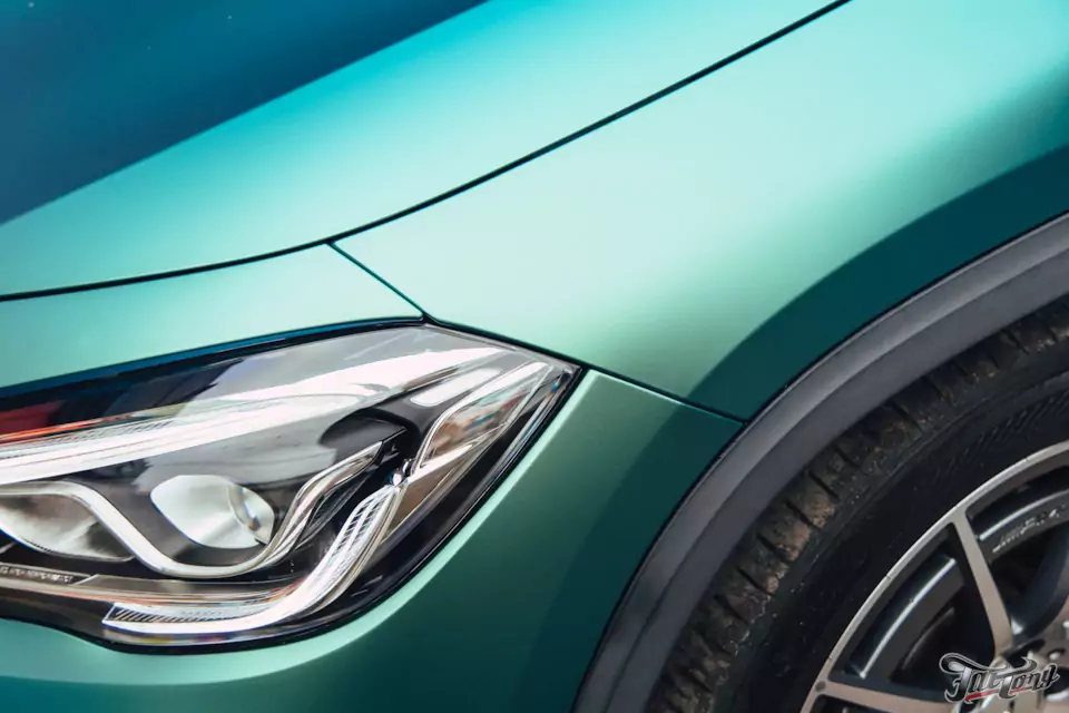 Оклеили Mercedes GLA 45 AMG в винил от Oracal в оттенке Aquamarine, покрыли пленку керамикой. Окрасили суппорта в красный цвет с логотипами AMG